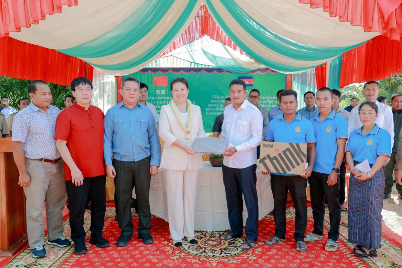 Donate laptops to Cambodian schools: students using technology donated by SSF to enhance rural education