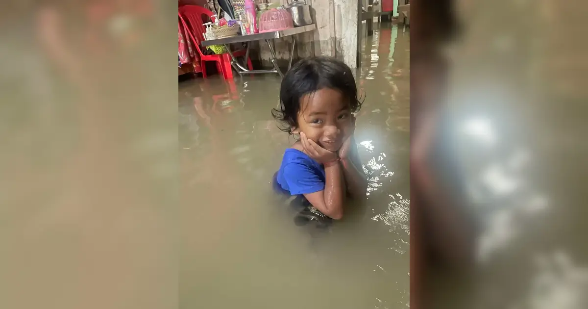 Phnom Penh flood relief family support